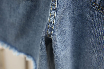 Nahaufnahme von blauer Jeansstoff, Fransen, Denim, Textur, Mode, Detailansicht.
