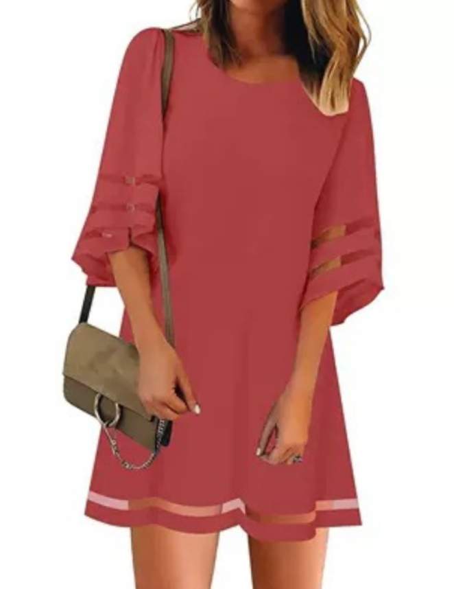 Frau in rotem Kleid mit 3/4-Ärmeln, beige Handtasche, modisch, elegant, Damenmode.