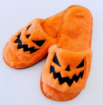 Orange Plüsch-Hausschuhe mit Kürbisgesicht, Halloween-Design, gemütlich und warm.