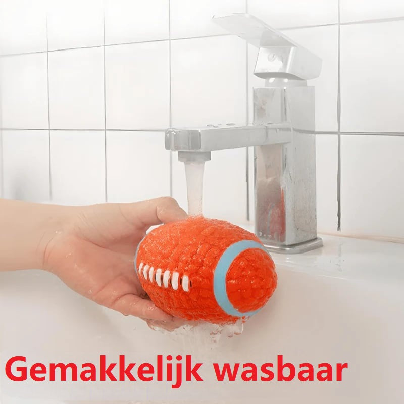 Roter Hundespielzeugball unter Wasserhahn, leicht waschbar, robustes Gummimaterial.