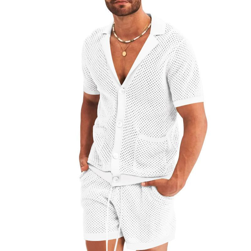 Mann in weißem Strick-Set, Kurzarm-Cardigan und Shorts, Sommermode, lässiger Stil.