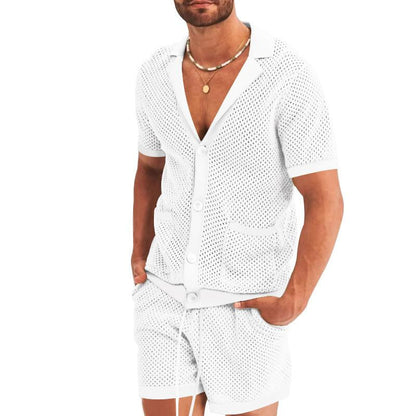 Mann in weißem Strick-Set, Kurzarm-Cardigan und Shorts, Sommermode, lässiger Stil.