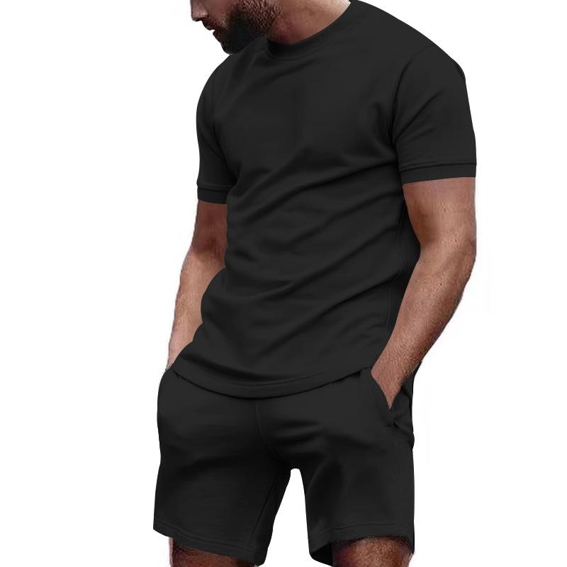 Mann in schwarzem T-Shirt und Shorts, Freizeitkleidung, Sommermode, Herrenbekleidung.