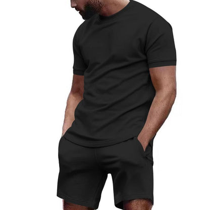 Mann in schwarzem T-Shirt und Shorts, Freizeitkleidung, Sommermode, Herrenbekleidung.