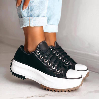 Schwarze Plateau-Sneaker mit weißer Sohle, Damenmode, Freizeitschuhe, trendige Turnschuhe.