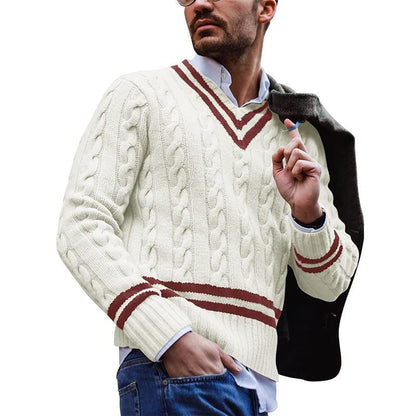 Mann im cremefarbenen Strickpullover mit V-Ausschnitt und roten Streifen, modisch, lässig.