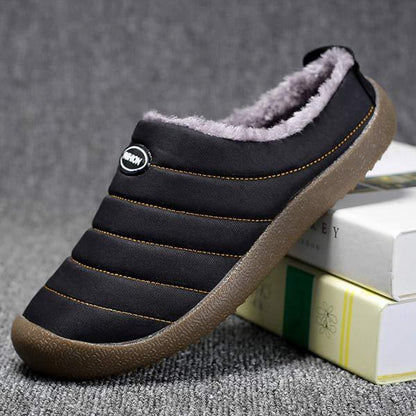 Schwarzer Winter-Hausschuh mit Plüschfutter, rutschfeste Sohle, warm und bequem.