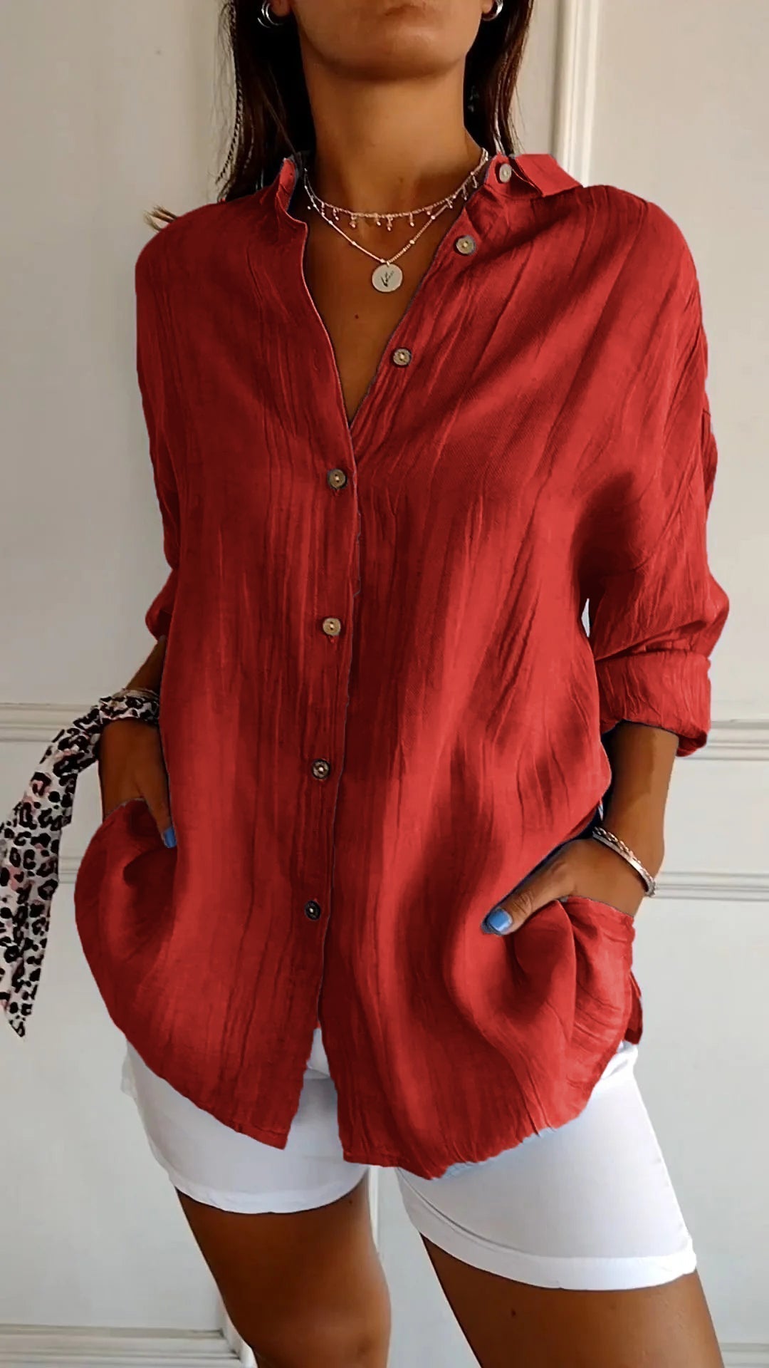 Frau in roter Leinenbluse mit Knöpfen, lässig, modisch, Damenmode, Sommeroutfit.