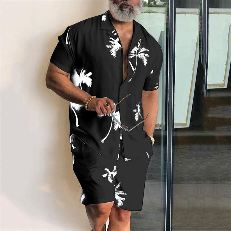 Mann in schwarzem Hawaiihemd und Shorts mit Palmenmuster, Sommermode, Freizeitkleidung.