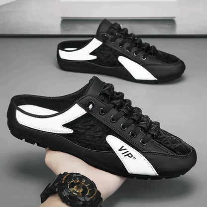 Schwarze und weiße Herren-Sneaker, sportlich, mit VIP-Logo, auf grauem Hintergrund.