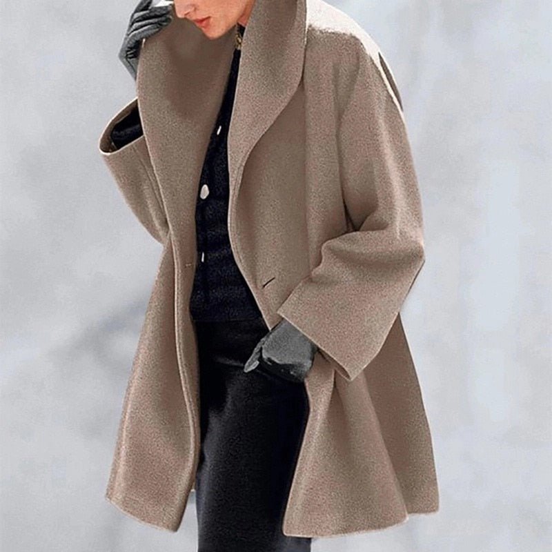 Damen Wollmantel beige, breite Kragen, elegante Wintermode, stilvoller Mantel, warme Bekleidung.