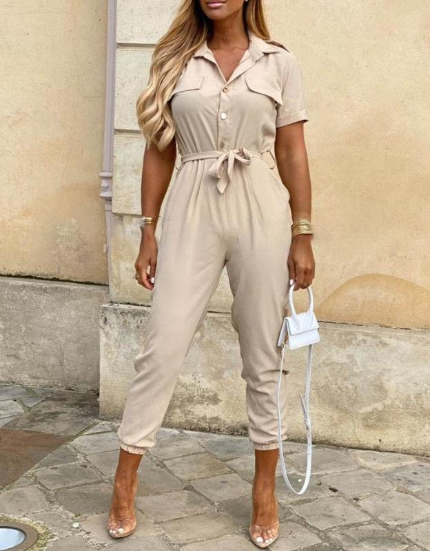 Beiger Jumpsuit mit Gürtel und kurzen Ärmeln, Damenmode, eleganter Einteiler, Sommeroutfit.