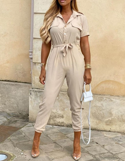 Beiger Jumpsuit mit Gürtel und kurzen Ärmeln, Damenmode, eleganter Einteiler, Sommeroutfit.