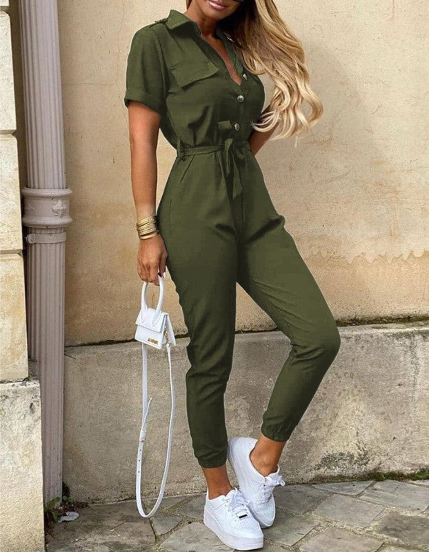 Damen Jumpsuit olivgrün, kurze Ärmel, Gürtel, Freizeitmode, Sommeroutfit, urbaner Stil.