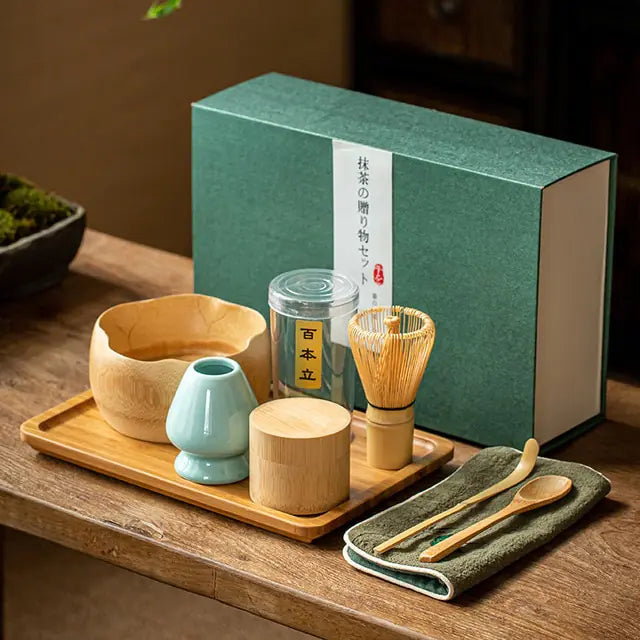 Japanisches Matcha-Set aus Keramik und Bambus auf Holztablett, ideal für Teezeremonien.