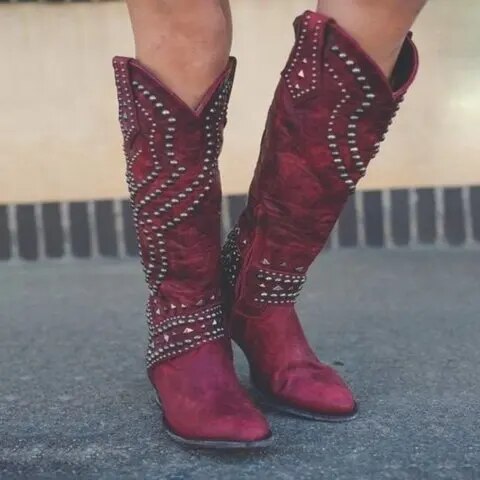 Rote Gothic-Cowboystiefel mit Nieten, kniehoch, Retro-Design, Damenmode.