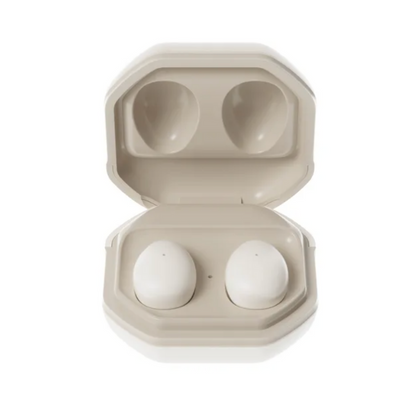 Weiße kabellose In-Ear-Kopfhörer im Ladecase, Bluetooth, modernes Design, tragbar.