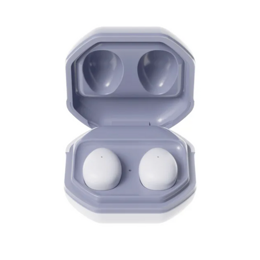 Weiße kabellose Ohrhörer in lila Ladeetui, Bluetooth, kompakt, modern.