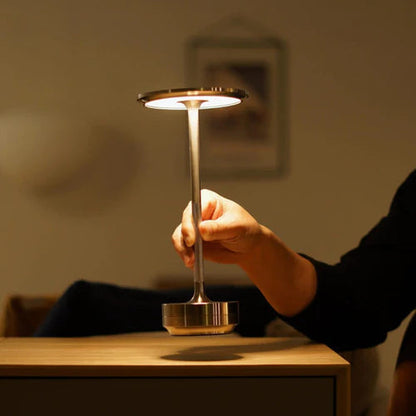 Kabellose LED-Tischlampe, silber, modernes Design, dimmbar, für Wohnzimmer oder Büro.