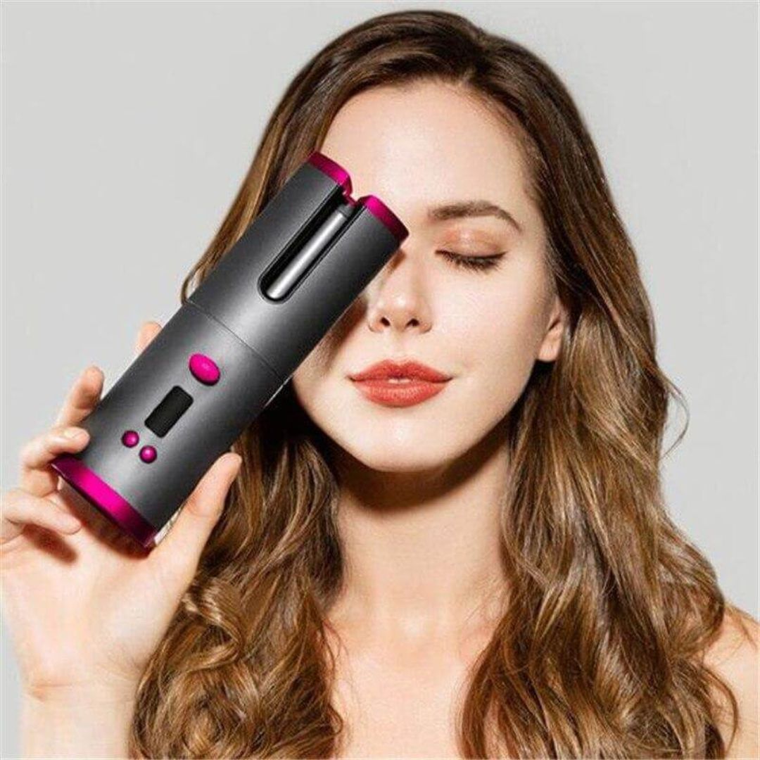Frau mit automatischem Lockenstab, kabellos, schwarz-pink, Haarstyling-Gerät, moderne Technologie.