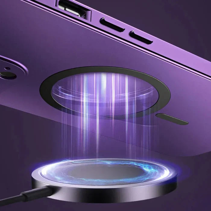 Lila Smartphone mit magnetischem kabellosem Ladegerät, Nahaufnahme, moderne Technologie.