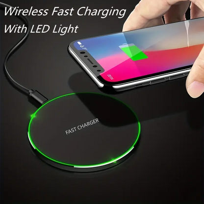 Schwarzes kabelloses Ladegerät mit LED-Licht, lädt Smartphone schnell auf.