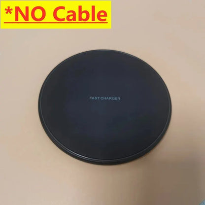 Schwarzes kabelloses Schnellladegerät, rund, ohne Kabel, auf beigem Hintergrund.