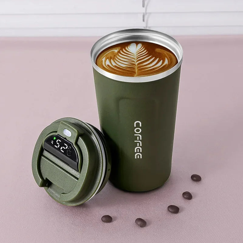 Grüner Thermobecher mit Latte Art, abnehmbarer Deckel, Kaffeebohnen, isoliert, Edelstahl.