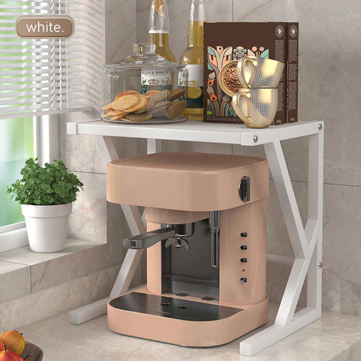 Beige Espressomaschine auf weißem Regal, Küche, modern, kompakt, Kaffeebohnen, Tassen, Fensterbank.