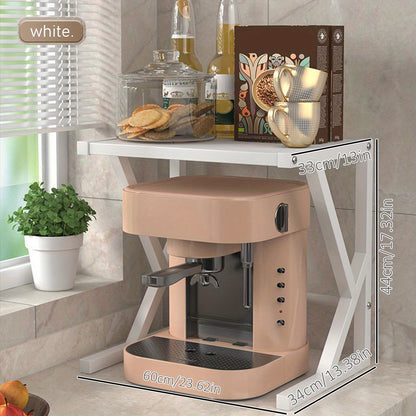 Beige Espressomaschine auf weißem Regal in Küche, umgeben von Gläsern und Kaffeepackungen.