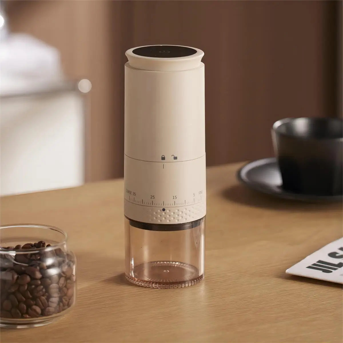 Elektrische Kaffeemühle, weiß, einstellbar, auf Holztisch, neben Kaffeebohnen und Tasse.