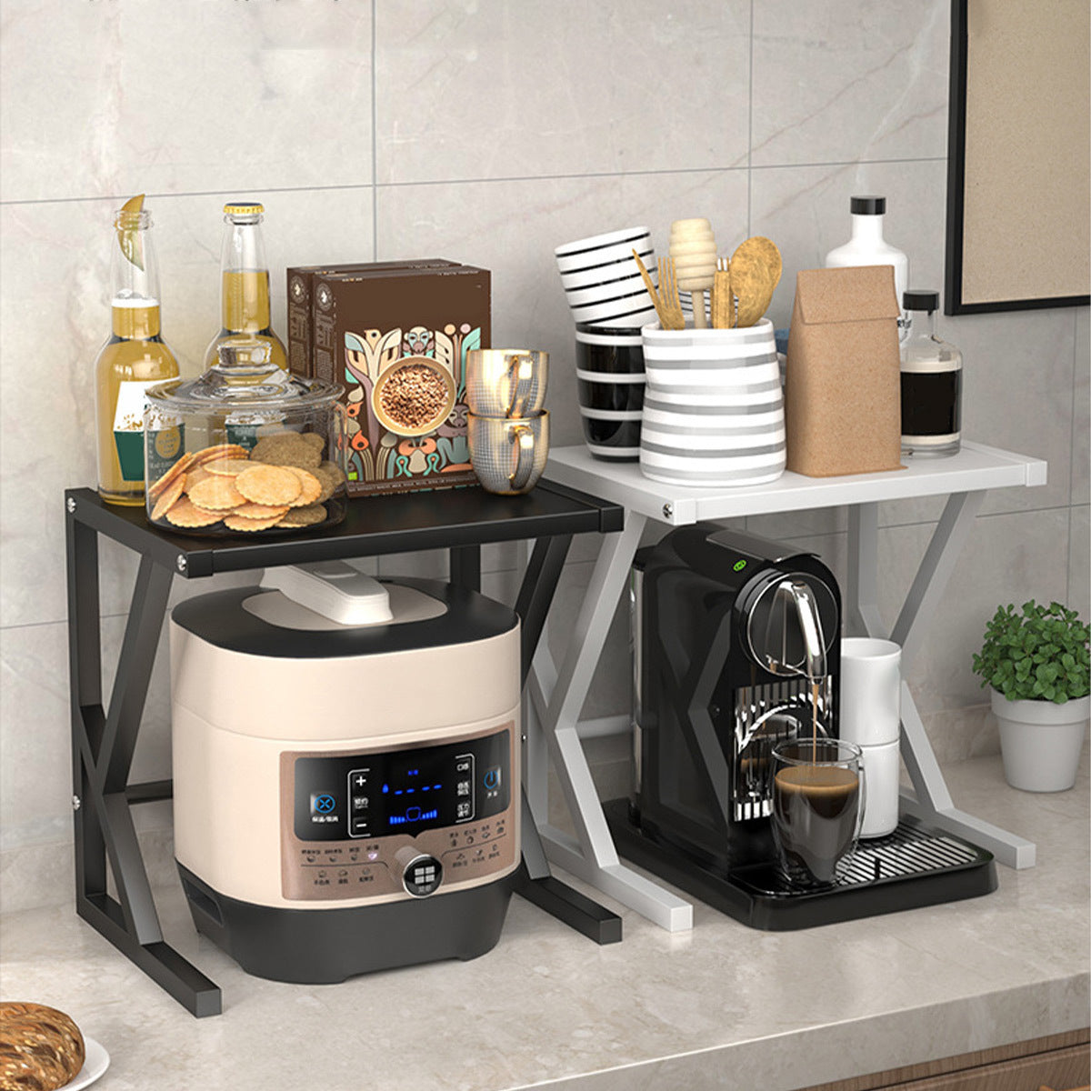 Küchenregal mit Kaffeemaschine, Geschirr und Multikocher, modern, platzsparend, schwarz-weiß.