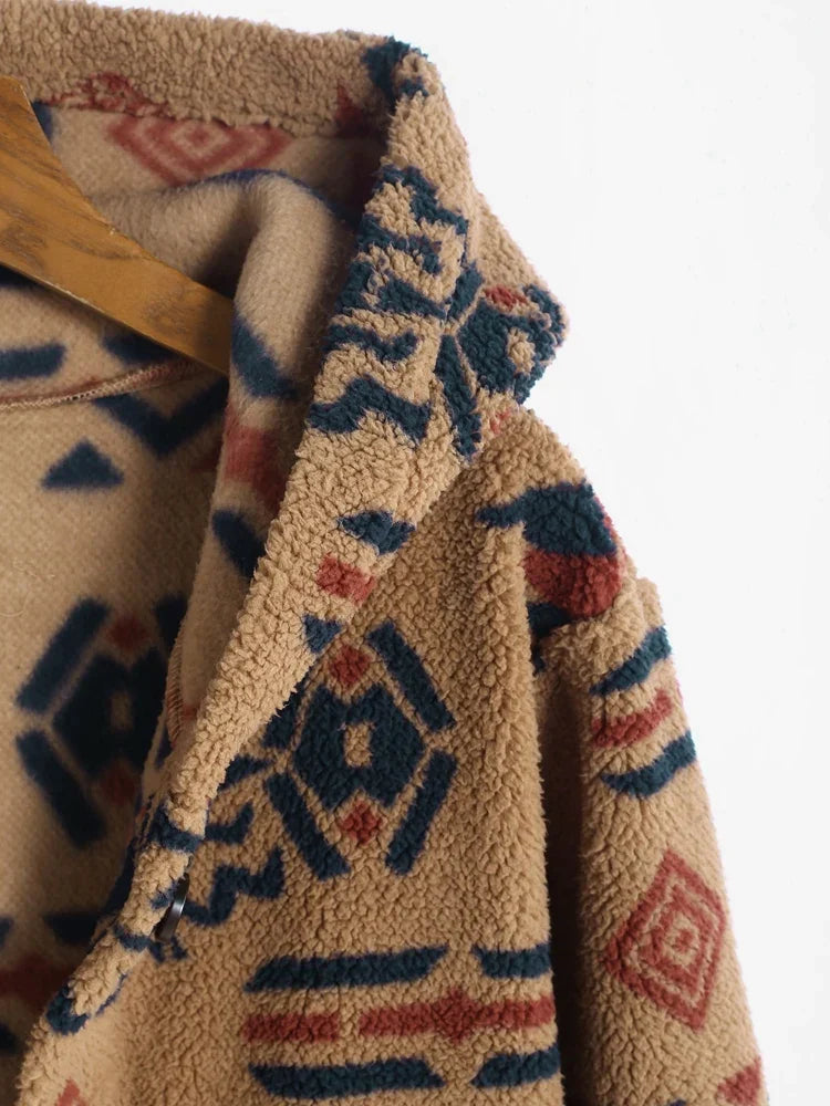 Beige Fleecejacke mit geometrischem Muster, warm, gemütlich, ideal für Herbst und Winter.