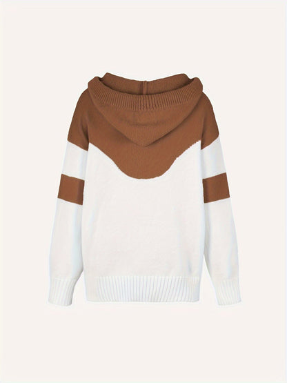 Brauner und weißer Kapuzenpullover, Damenmode, Strick, lässig, Herbst-Winter, stilvoll.