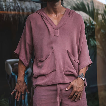 Mann in rosa Kapuzenpullover aus Baumwolle mit kurzen Ärmeln und Taschen, lässiger Stil.