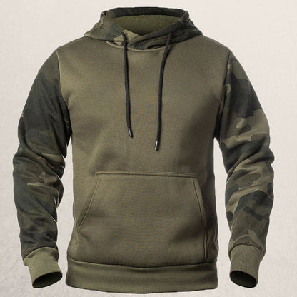 Olivgrüner Hoodie mit Camouflage-Ärmeln, Kapuze und Kängurutasche für Herren.