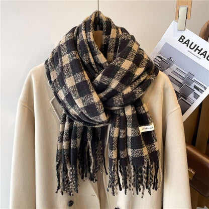 Schwarz-beiger karierter Wollschal auf beigem Mantel, modisch, warm, Winteraccessoire.
