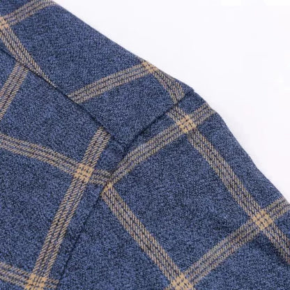 Blaues kariertes Hemd aus Baumwolle, Nahaufnahme, modisches Design, Herrenbekleidung.