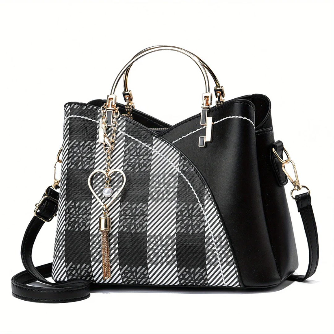 Schwarz-weiß karierte Handtasche mit Herzanhänger, Leder, Damenmode, elegant, modern.