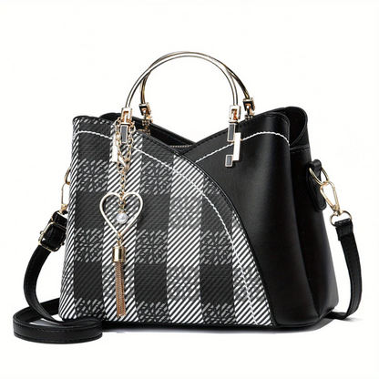 Schwarz-weiß karierte Handtasche mit Herzanhänger, Leder, Damenmode, elegant, modern.