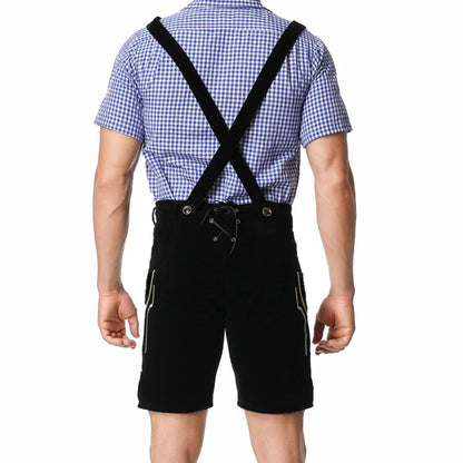 Mann in blauer Karohemd und schwarzer Lederhose mit Hosenträgern, Rückansicht.