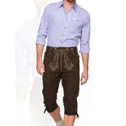 Mann in kariertem Hemd und brauner Lederhose, traditionelles bayerisches Trachtenoutfit.
