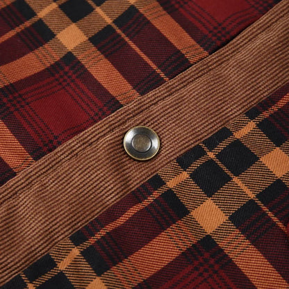 Kariertes Hemd aus Baumwolle, rot-schwarz, mit Knopfdetail, modisches Herrenbekleidungsstück.