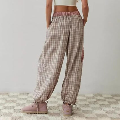 Frau in karierten Jogginghosen, beige-rosa, mit Taschen, lässiger Stil, Mode für Damen.