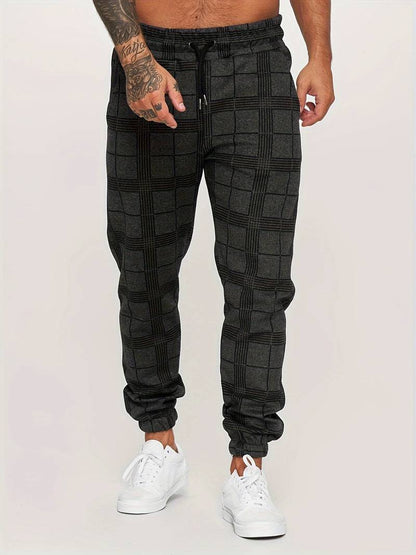 Graue karierte Jogginghose für Herren, Freizeitmode, bequem, mit weißen Sneakers.