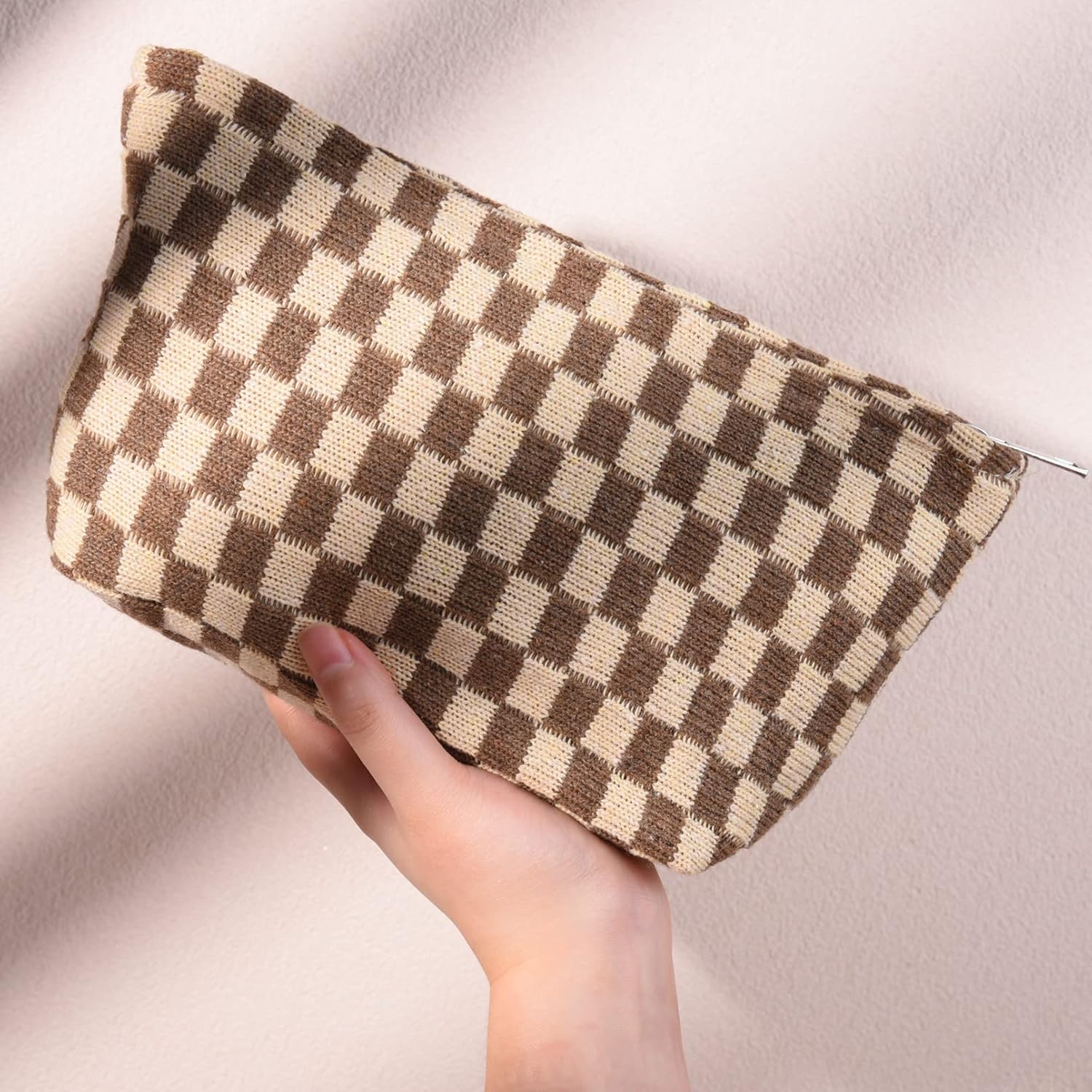 Handgehaltene karierte Kosmetiktasche, braun-beige, Reißverschluss, stilvoll, praktisch.