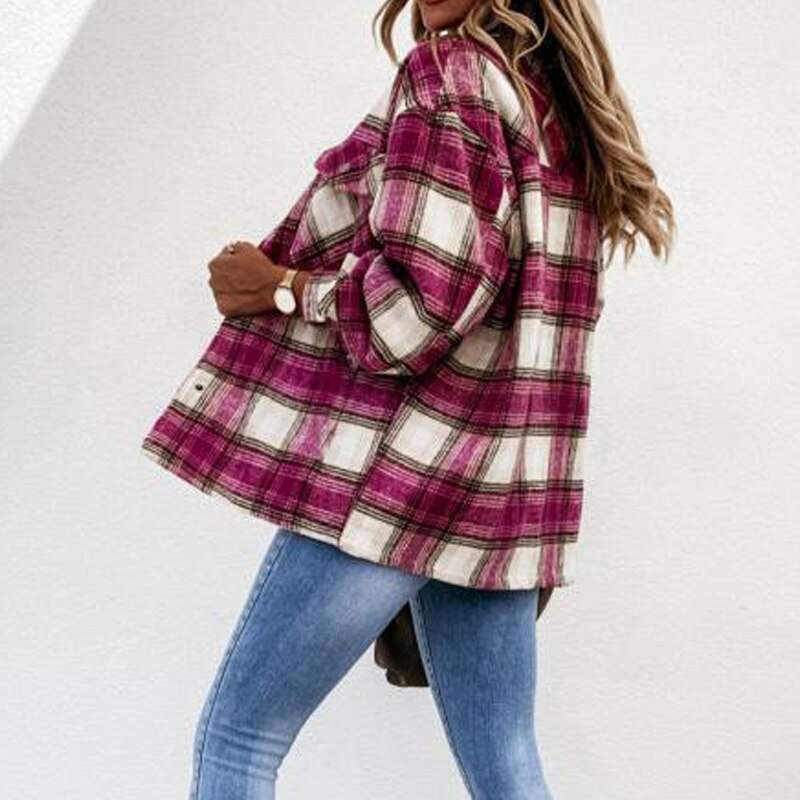 Frau in karierter Overshirt-Jacke, rot-weiß, Herbstmode, lässig, Damenbekleidung.
