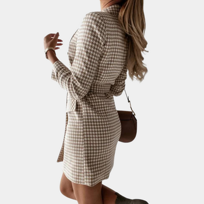Frau in kariertem Blazer-Kleid, Khaki, Gürtel, elegantes Design, Mode, Herbstkollektion.