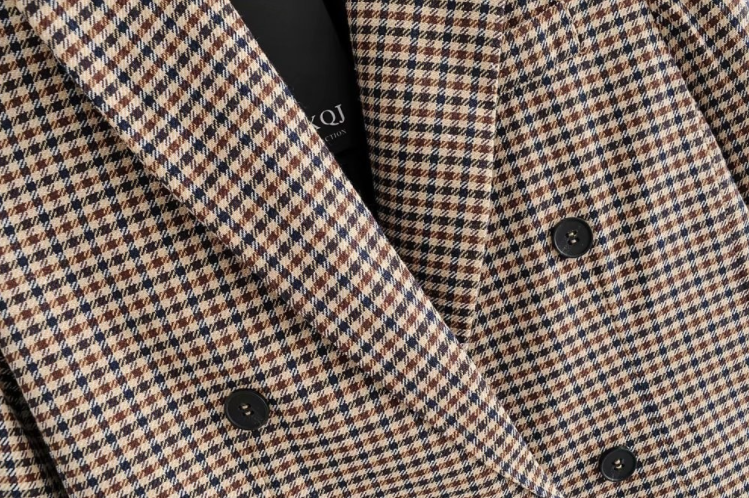 Doppelreihiger Blazer, Hahnentrittmuster, braun-beige, Knöpfe, Herrenmode, eleganter Stil.