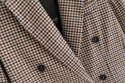 Doppelreihiger Blazer, Hahnentrittmuster, braun-beige, Knöpfe, Herrenmode, eleganter Stil.